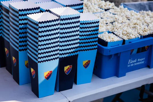 Popcorn och bägare