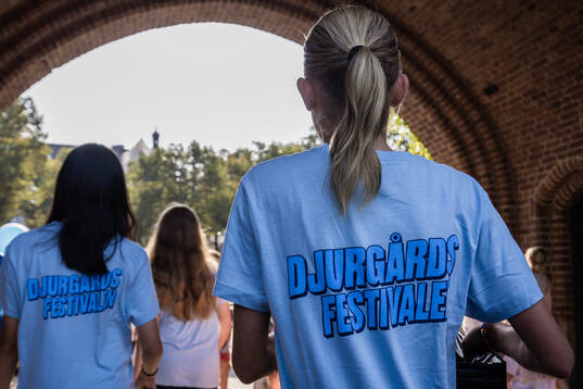Personal med T-shirt