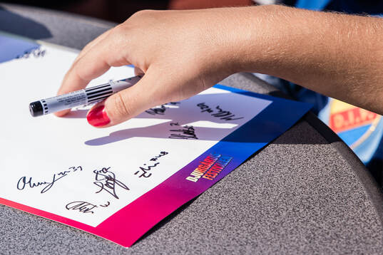 Ett pappersark med autografer