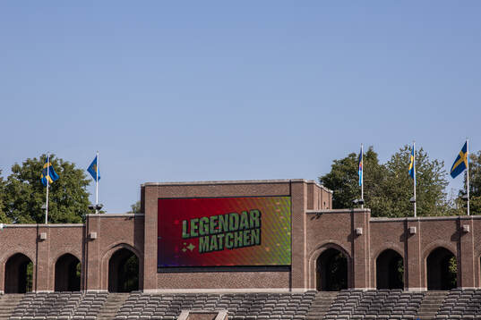 En bildskärm visar logotyp för Legendarmatchen