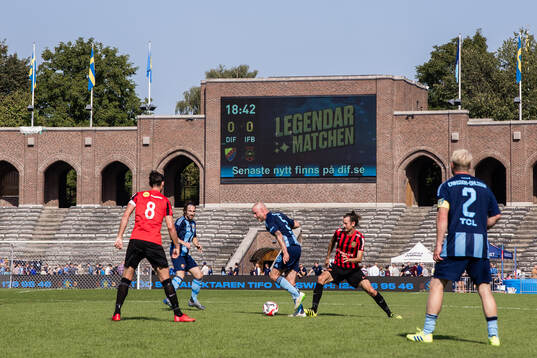 En bildskärm visar logotyp för Legendarmatchen
