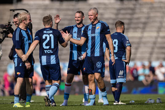 Djurgårdens Lucas Nilsson jublar med lagkamrater