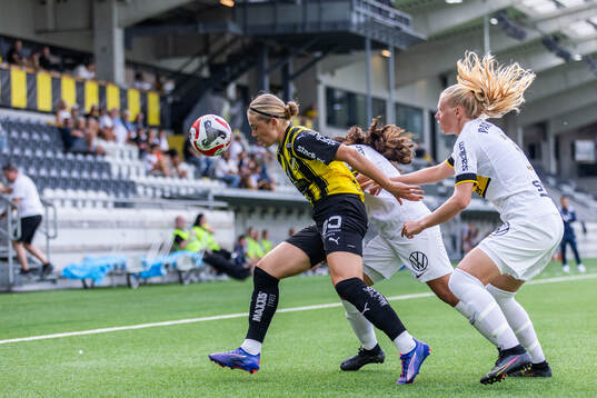 Häckens Paulina Nyström i kamp om bollen med AIKs Sofia