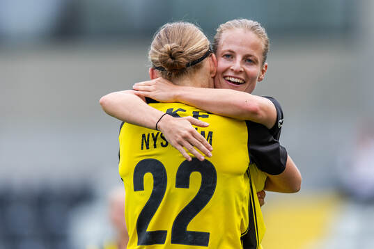 Häckens Paulina Nyström jublar med Anna Anvegård som