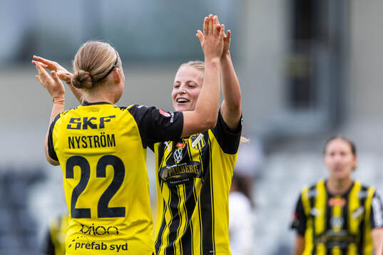 Häckens Paulina Nyström jublar med Anna Anvegård som