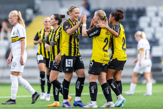 Häckens Johanna Fossdalsá Sørensen (mitten) jublar med