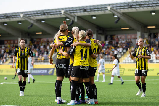 Häckens Paulina Nyström jublar med lagkamrater