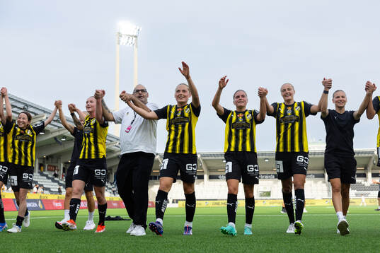 Häckens spelare jublar