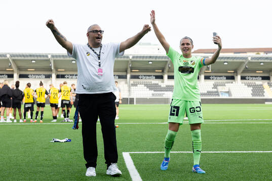 Häckens Adde Larsson och målvakt Jennifer Falk jublar