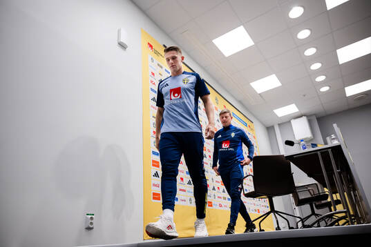 Viktor Gyökeres and head coach Jon Dahl Tomasson of the