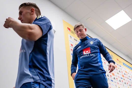 Viktor Gyökeres and head coach Jon Dahl Tomasson of the