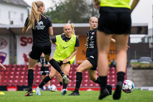Linnéa Solvoll Laupstad of Arna-Bjørnar warms up