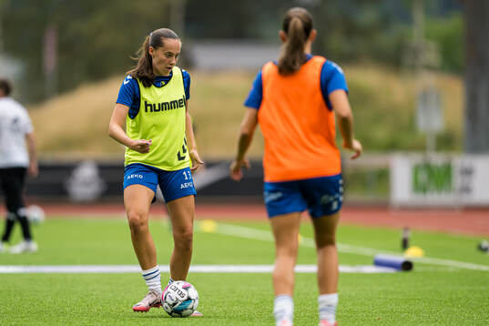 Mille Helland Flø of Kolbotn warms up