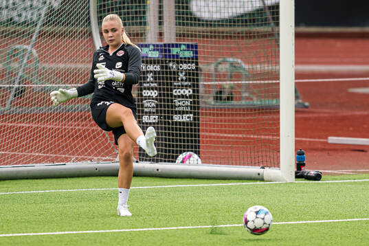 Hanne Larsen of Arna-Bjørnar warms up