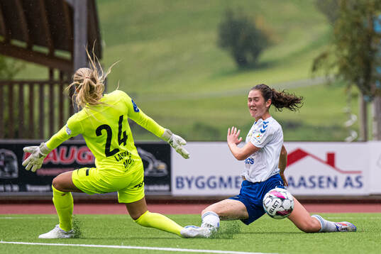 Hanne Larsen of Arna-Bjørnar and Carina Wik Alfredsen of