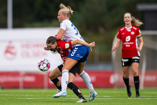 Nora Blindheim Nøss of Arna-Bjørnar and Marie Moen Preus
