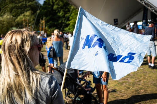 En besökare med en Malmöflagga