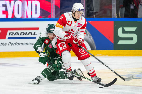 Jack Berglund of Färjestad and Finn Van Ee of Klagenfurt