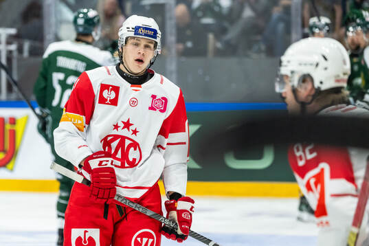 Finn Van Ee of Klagenfurt looks dejected