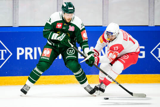 Emil Alba of Färjestad and Nick Pastujov of Klagenfurt