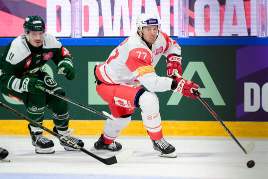 Joakim Nygård of Färjestad and Mathias From of Klagenfurt