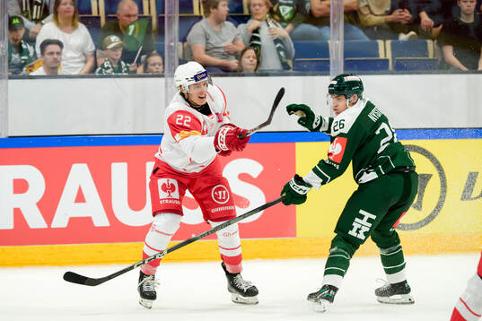 Senna Peeters of Klagenfurt and Joel Nyström of Färjestad