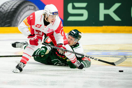 Finn Van Ee of Klagenfurt and Jack Berglund of Färjestad
