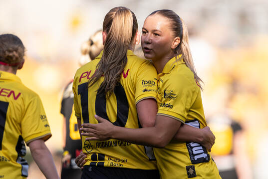 Elfsborgs Stina jensen och Alice Broman jublar