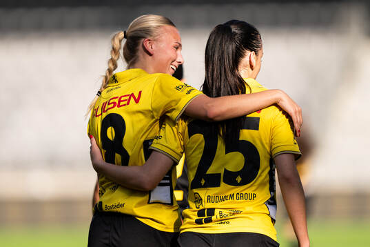 Elfsborgs Linn Sångberg och Izabella Bergström jublar