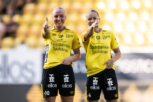 Elfsborgs Stina jensen och Alice Broman jublar