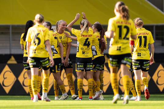 Elfsborgs Stina Jensen jublar med lagkamrater
