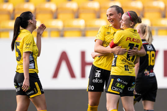 Elfsborgs Izabella Bergström, Stina jensen och Leann
