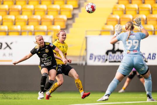 Smedbys Felicia Zetterberg och Elfsborgs Leann Nyström i