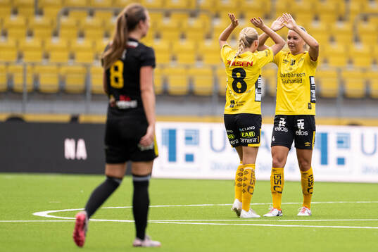 Elfsborgs Linn Sångberg och Alice Broman jublar
