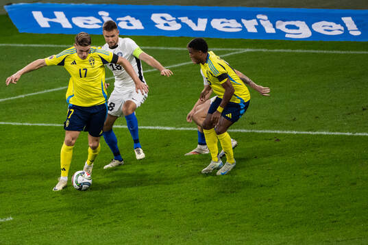 Viktor Gyökeres of Sweden and Karol Mets of Estonia