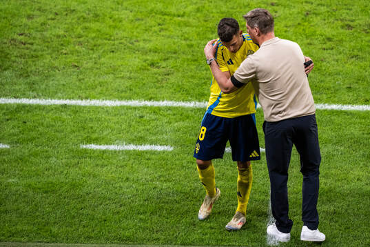 Yasin Ayari and head coach Jon Dahl Tomasson of Sweden