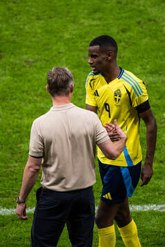 Head coach Jon Dahl Tomasson and Alexander Isak of Sweden