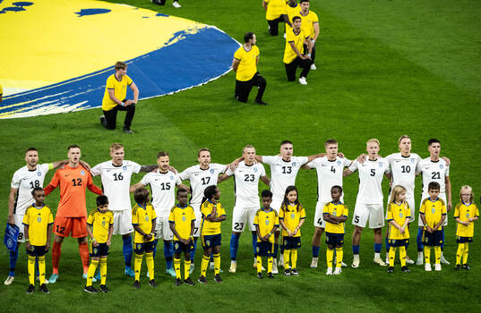 Players of Estonia with mascots