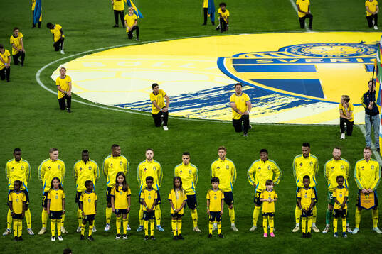 Players of Sweden with mascots