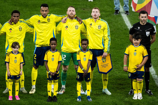 Niclas Eliasson, Alex Douglas, goalkeeper Viktor Johansson