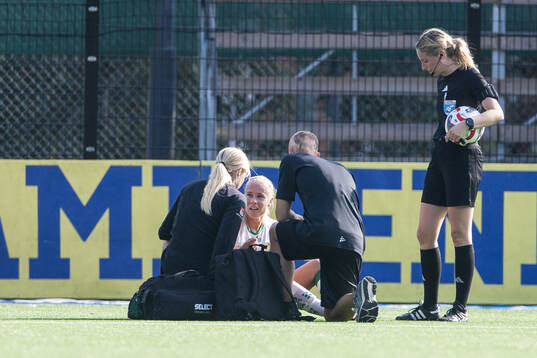 Hammarbys Stina Lennartsson har ont