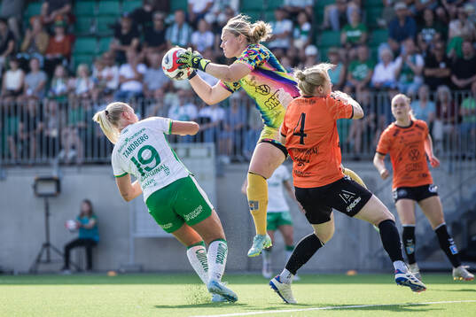 Kristianstads målvakt Moa Olsson och Hammarbys Cathinka
