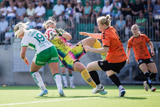 Hammarbys Cathinka Tandberg och Kristianstads målvakt Moa