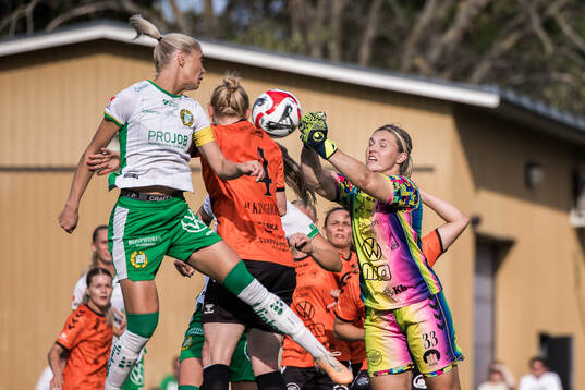 Hammarbys Alice Carlsson och Kristianstads målvakt Moa