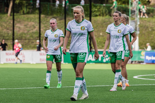 Hammarbys Smilla Holmberg deppar med lagkamrater