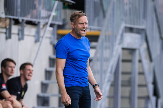 Hammarbys tränare Martin Sjögren reagerar