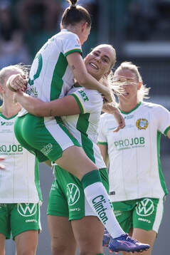 Hammarbys Cathinka Tandberg jublar med Smilla Vallotto