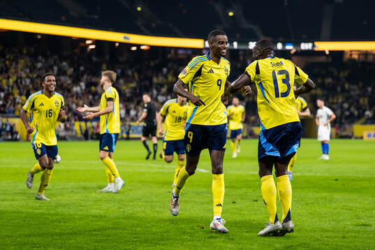 Alexander Isak scored 2-0 and celebrates with Ken Sema of
