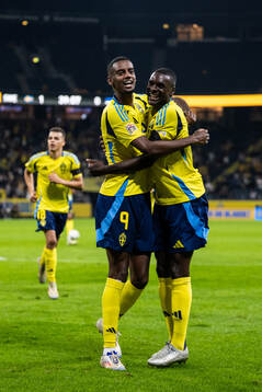 Alexander Isak scored 2-0 and celebrates with Ken Sema of