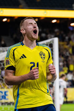 Dejan Kulusevski and Viktor Gyökeres of Sweden celebrate